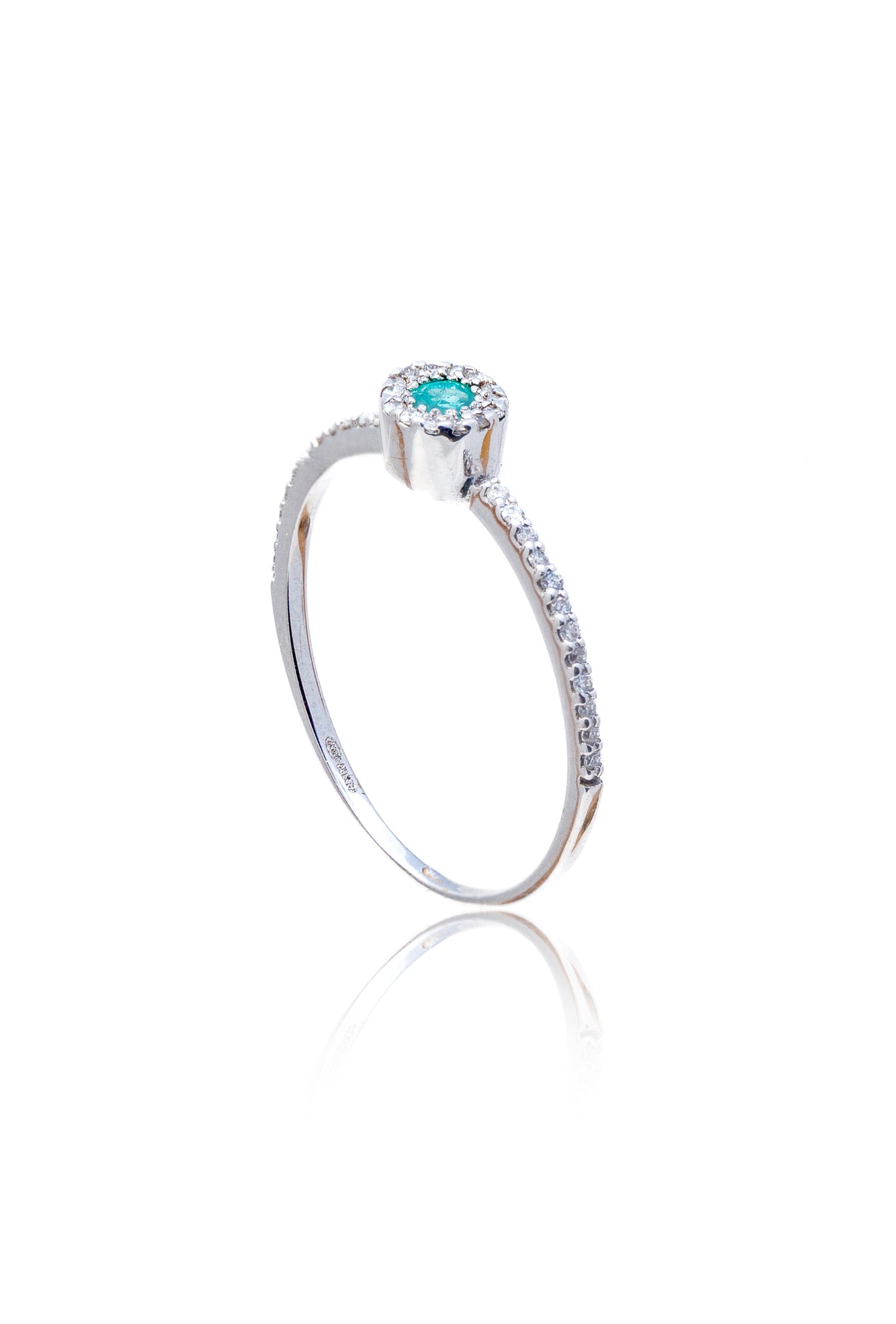 Inel aur alb de 18 k cu smarald si diamante de 0.12 ct