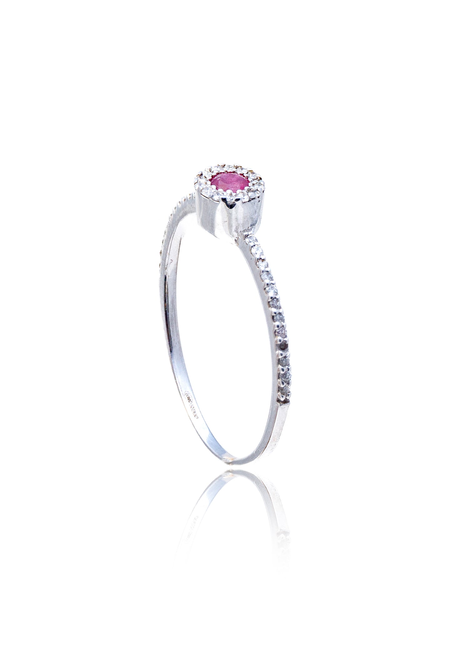Inel aur alb de 18 k cu rubin si diamante de 0.12 ct