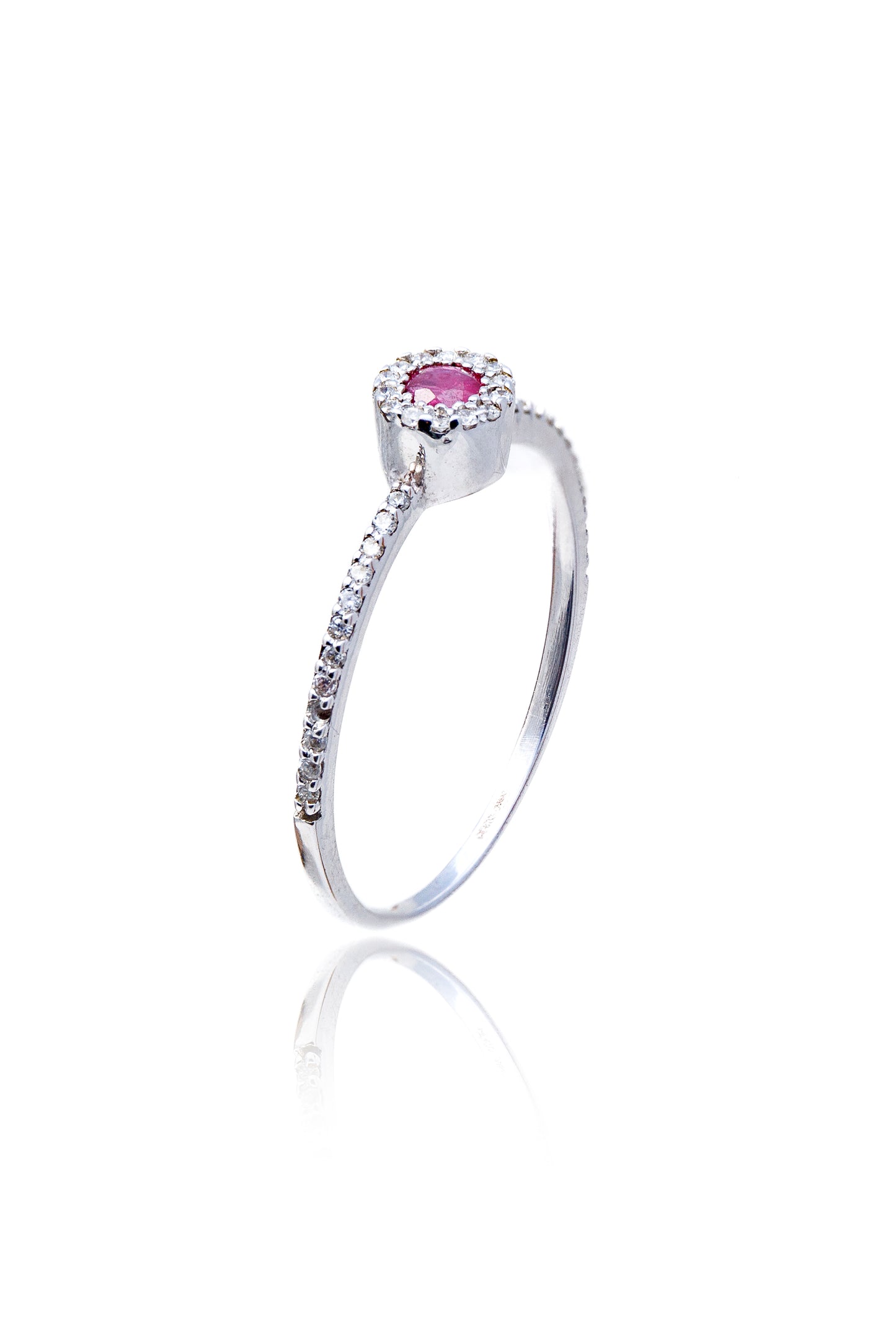 Inel aur alb de 18 k cu rubin si diamante de 0.12 ct
