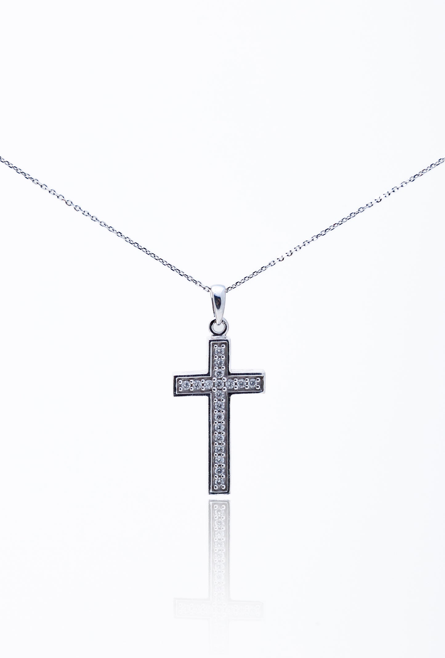 Lant cu pandativ cruce din aur alb 18 K cu diamante de 0.14 ct
